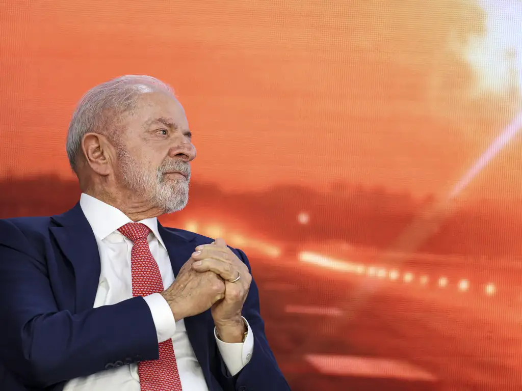 TSE alerta para possível punição a Lula por desfile, mas mantém evento da Acadêmicos de Niterói