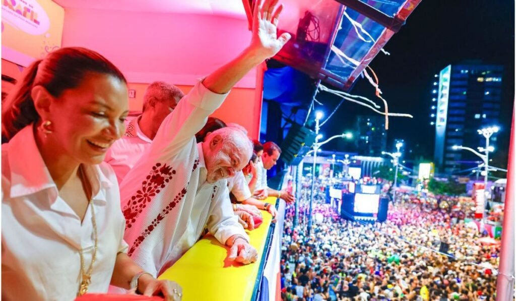 Oposição anuncia ação para tornar Lula inelegível após desfile; presidente enaltece o carnaval