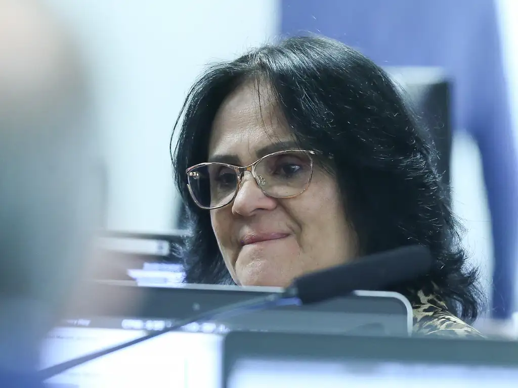 Damares recorre à Justiça Eleitoral contra enredo de escola de samba do Rio que aborda Lula