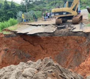 Cratera interdita rodovia na Zona da Mata de MG; confira rotas alternativas e prazo para liberação