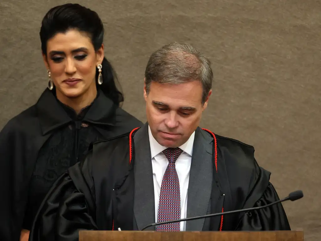 André Mendonça aponta possível interferência da PF nas investigações sobre o caso do INSS e exige esclarecimentos sobre os resultados das operações de busca e apreensão