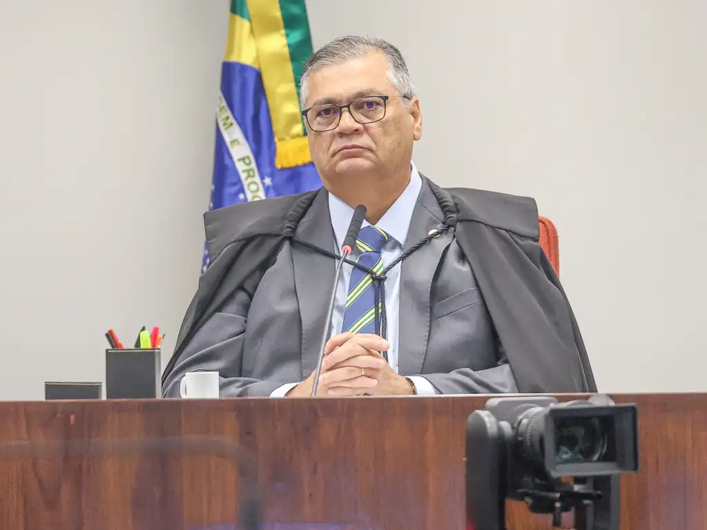O ministro Flávio Dino do STF relatou ter sido ameaçado por uma funcionária de companhia aérea e defendeu a importância de fortalecer a educação cívica e o respeito nas relações sociais