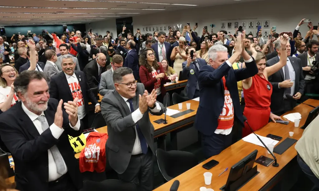 Comissão aprova parecer e proposta segue agora para análise no plenário da Casa
