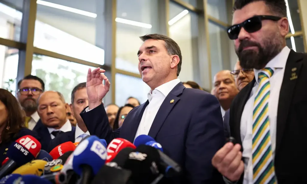 Flávio Bolsonaro afirma não ter nada a ocultar sobre ligação com Vorcaro e reforça pedido de CPMI do Master