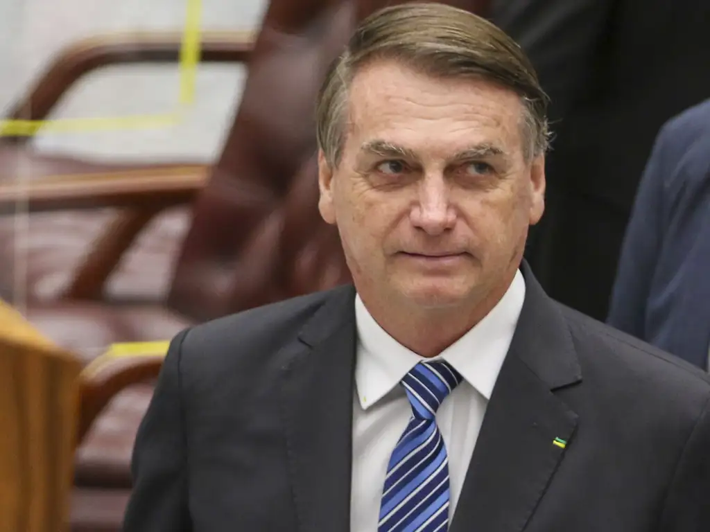 A defesa de Bolsonaro está elaborando um pedido para tentar diminuir a pena, fundamentando-se na Lei da Dosimetria