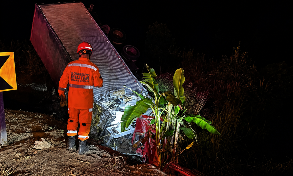 Caminhão carregado com carne tomba na BR-381, em João Monlevade