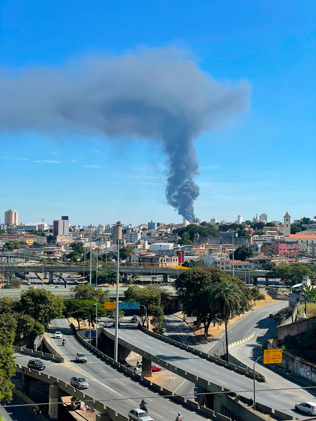 Incêndio de grandes proporções destrói 27 ônibus em garagem em Belo Horizonte